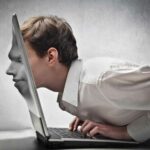 FOMO: Quando la Paura di Essere Esclusi Diventa un’Ossessione